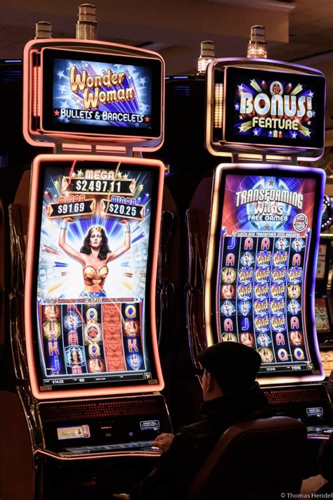 wonder woman casino slot machine.